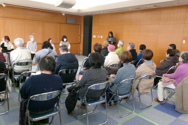 作品の紹介と挨拶の様子