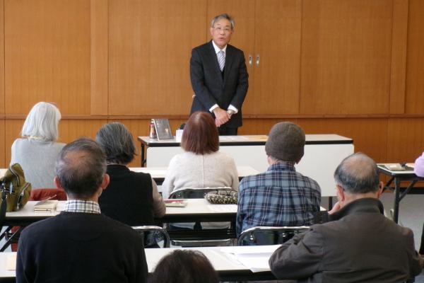 説明をする東先生１