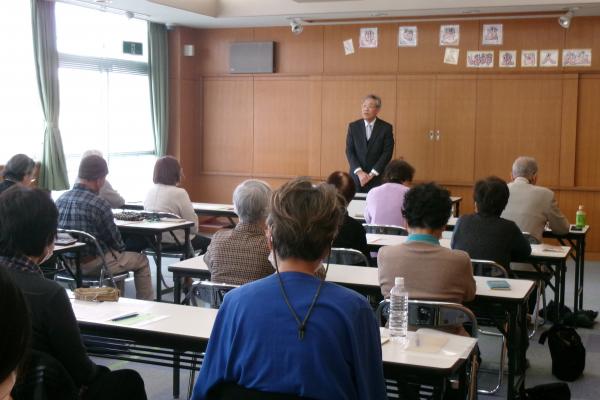 説明をする東先生２