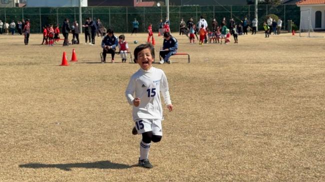 鴨川のサッカーチームで少年サッカーを頑張る元気な息子
