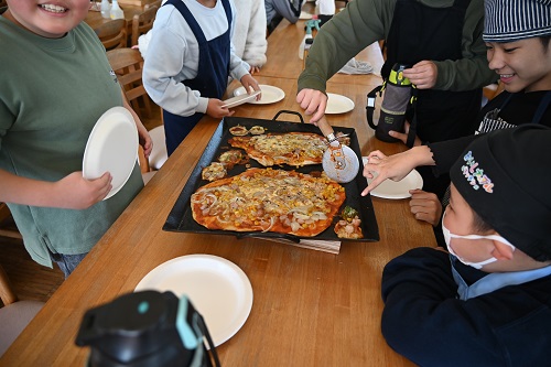 ピザづくりの様子4