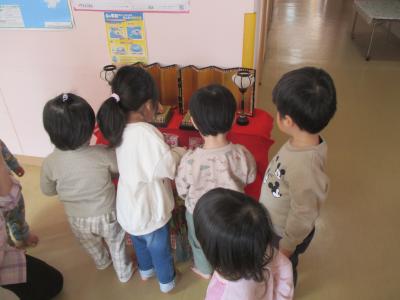 「きょうはうれしいひなまつり」