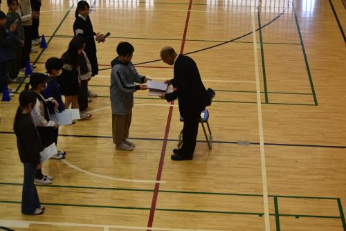 3年生から色紙の贈呈