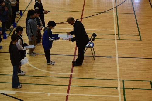 4年生から色紙の贈呈