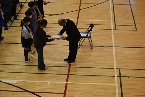 ６年生から色紙の贈呈