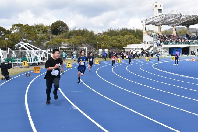 リニューアルしたワタレイスタジアムのトラックを走る小学生