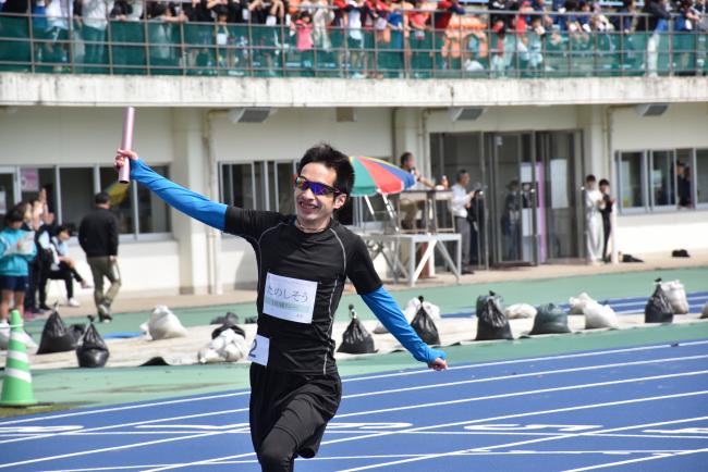 笑顔でゴールをする参加者