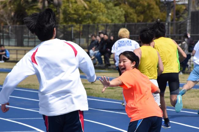 笑顔でバトンを受け取る参加者