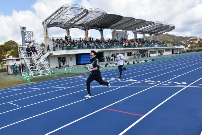 ゴールの瞬間悔しそうにする参加者