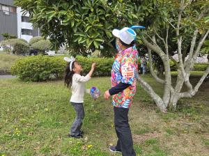 木の枝にある卵型のカプセルを探している様子