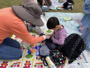 卵型のカプセルを開ける様子