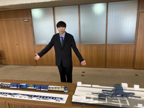 卒業制作を披露する楢本さん