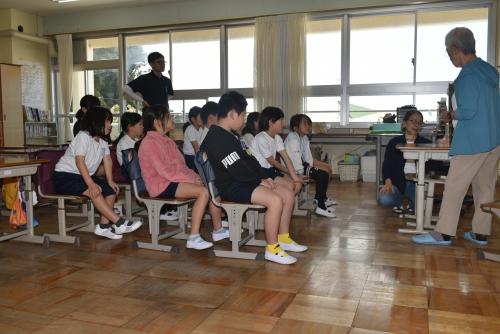 子どもたちも熱心に聴き入る