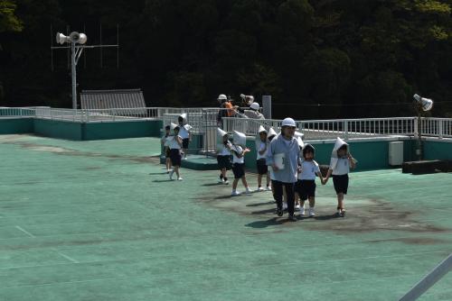 屋上へ避難する1年生