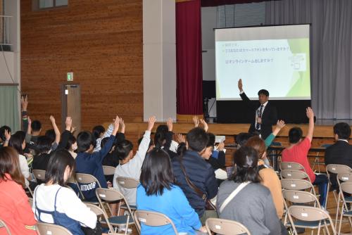 講演で手を上げる小学生