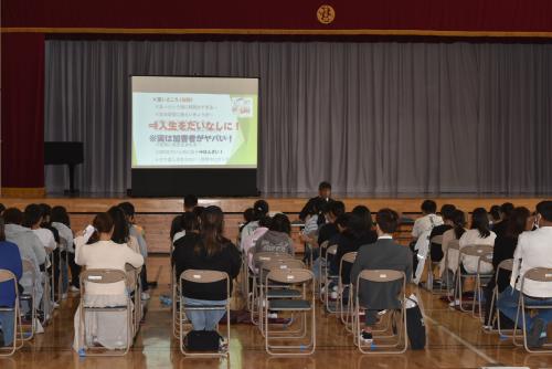 スライドを真剣に観る小学生