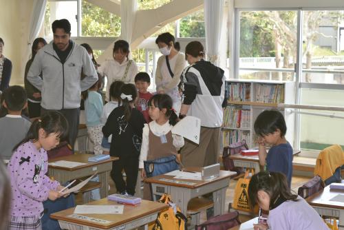 カードを保護者の方にも見せる1年生