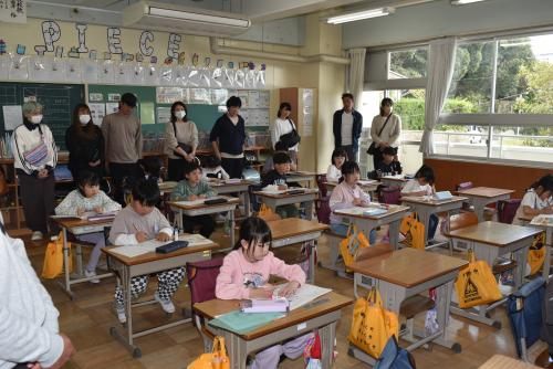 真剣に授業に取り組む2年生