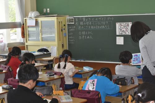 図工に取り組む4年生
