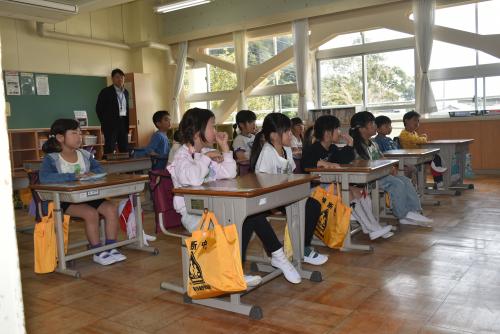 お話を聴く1年生