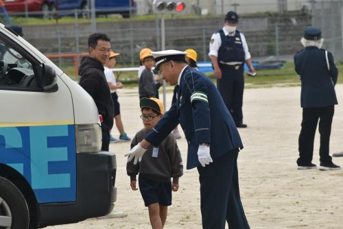 車の陰からの飛び出しはダメ