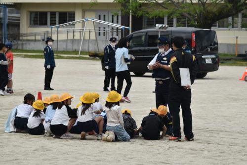 説明を聞く３年生