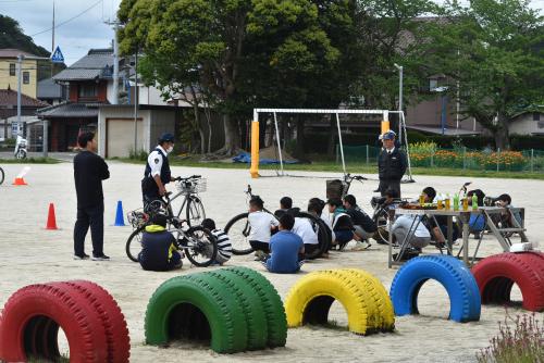 説明を聞く6年生