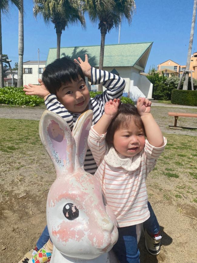 潮さい公園でウサギのポーズをする子どもの写真