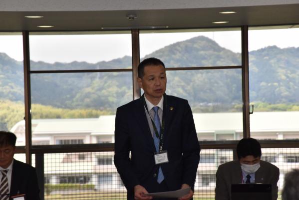 記者会見場で挨拶する市長の写真