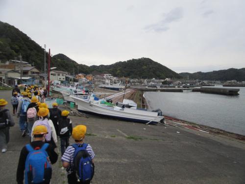 海岸沿いを歩く