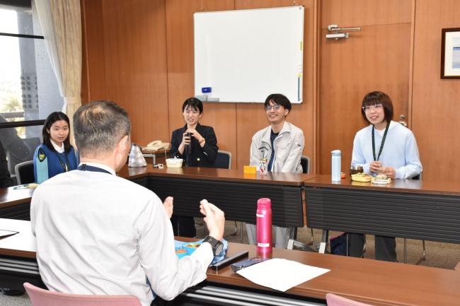 市長と笑顔で対話する職員の写真