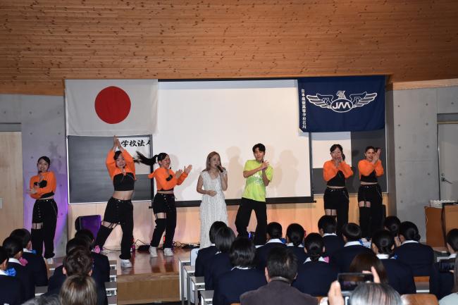 式後のアトラクションとして、青梅キャンパスのダンス部が歌やダンスで激励している写真