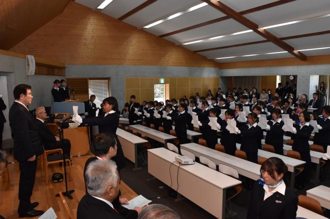 新入生代表者に続き、一同が宣誓している写真
