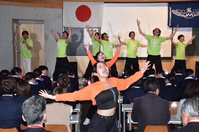 青梅キャンパスのダンス部がダンスで激励している写真