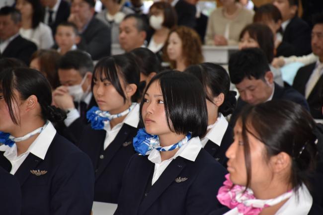 真剣な表情で挨拶を聴く新入生の写真