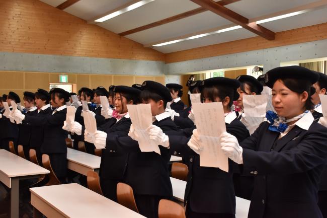 宣誓する生徒たちの写真