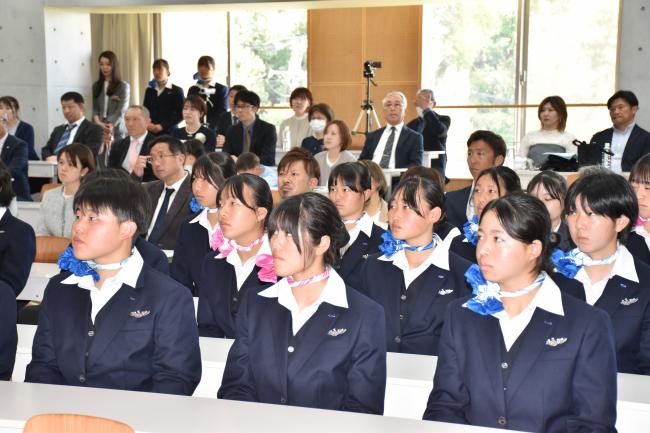 真剣な面持ちで話しを聞く新入生の皆さんの写真
