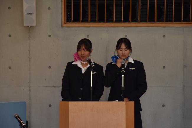 流暢な英語でアナウンスする先輩の写真