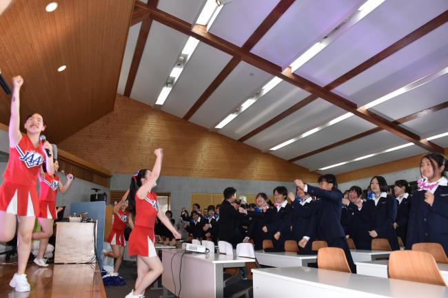一緒にダンスを楽しむ新入生の写真
