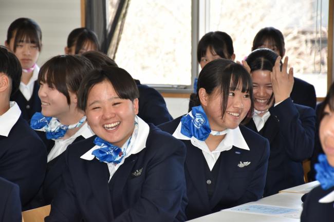 笑顔を見せる新入生の写真