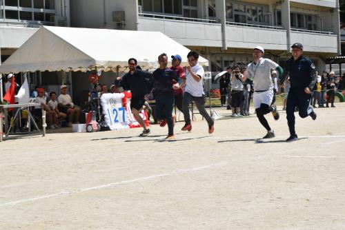 5，6年運命走に参加した職員の力走