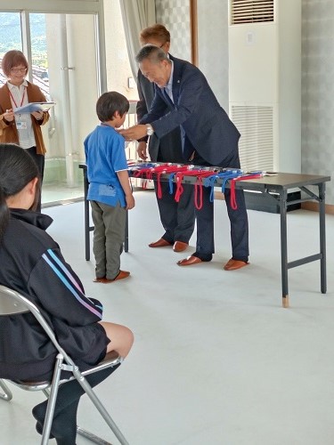 教育長から名札の配付