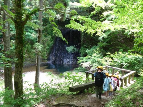 滝へ降りる