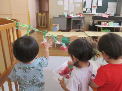 いちごがりごっこ　「おおきないちごがとれたよ」