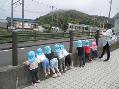 散歩　大きな声で電車に｢おーーーい！｣
