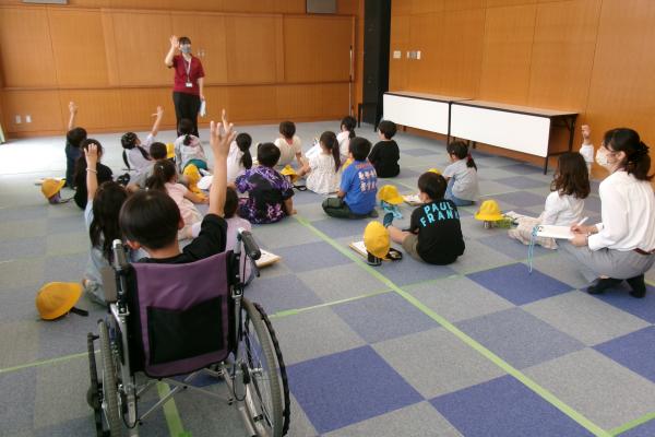 図書館職員の話を聞き、積極的にこたえる児童