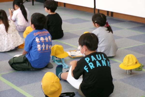 はじめのガイダンスを真剣に聞いている様子