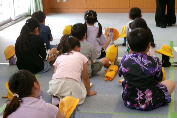 話を聞きながらメモをとる児童もいました