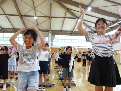 楽しく踊る３，４年生