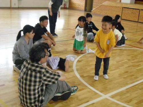 楽しく笑う1年生男子
